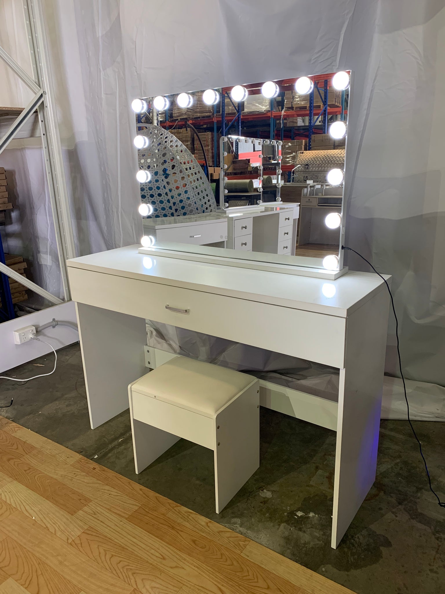 WHITE MAKE-UP DRESSER TABLE WITH LED MIRROR WITH DRAWER & PULL OUT CHAIR KL-DS02