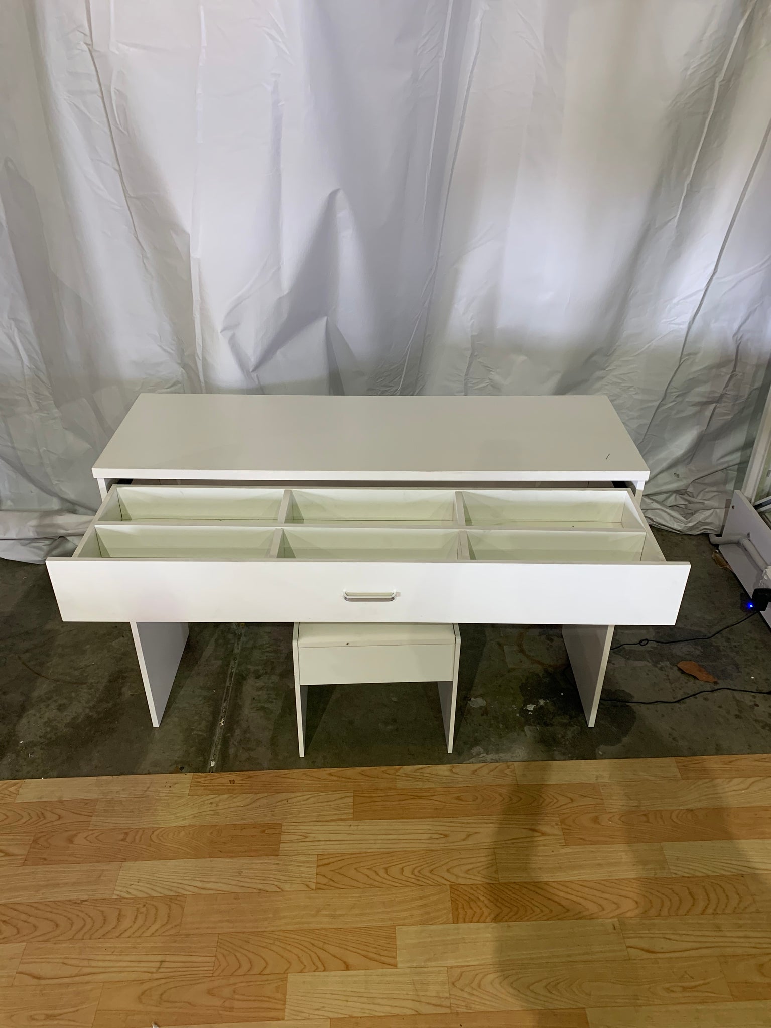 WHITE MAKE-UP DRESSER TABLE WITH LED MIRROR WITH DRAWER & PULL OUT CHAIR KL-DS02