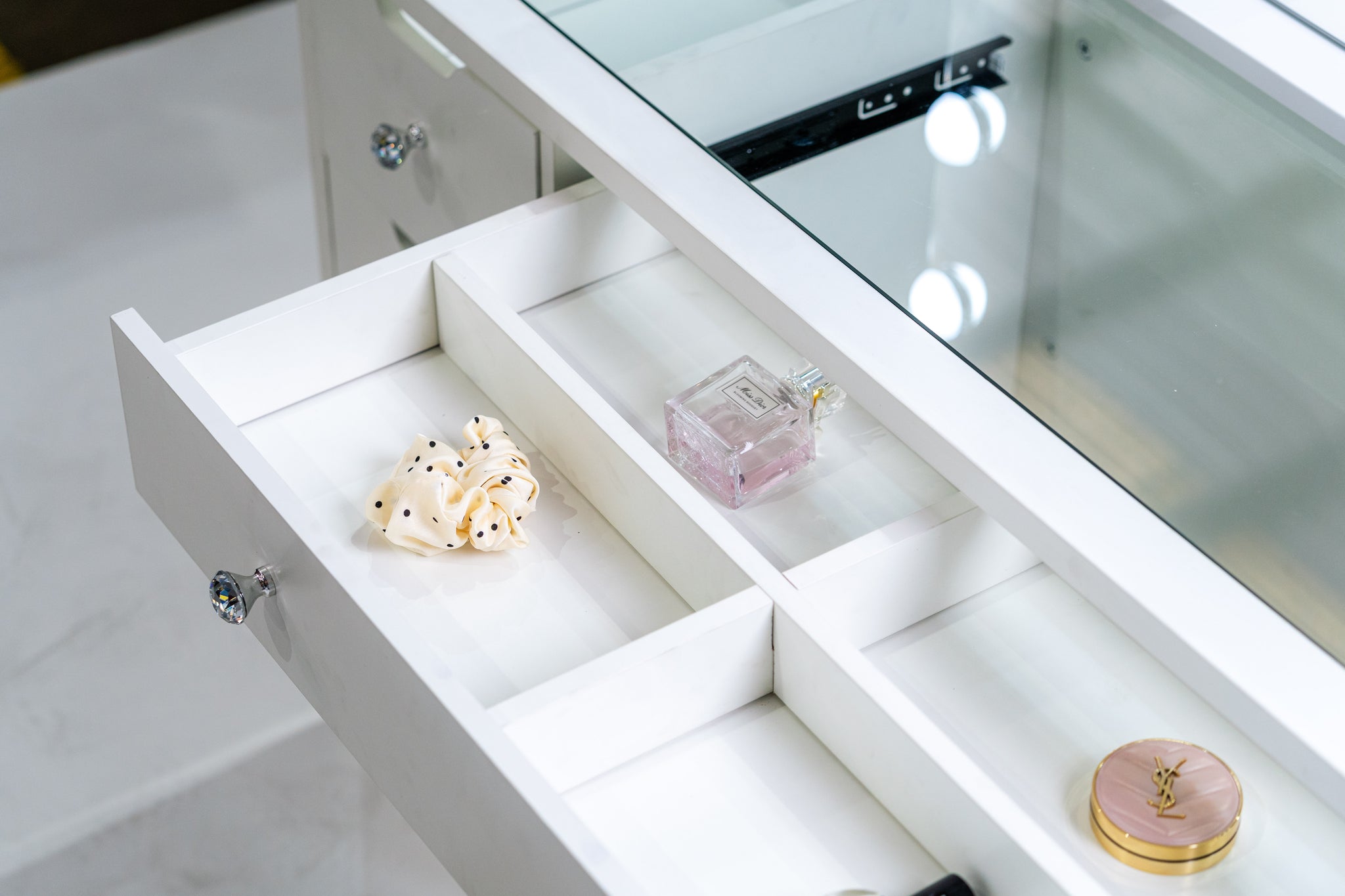 KL-DS11N  (Pick Up Only) WHITE GLASS TOP MAKE-UP DRESSER TABLE WITH LED MIRROR WITH 9 DRAWERS KL-DS11N (NO STOOL)
