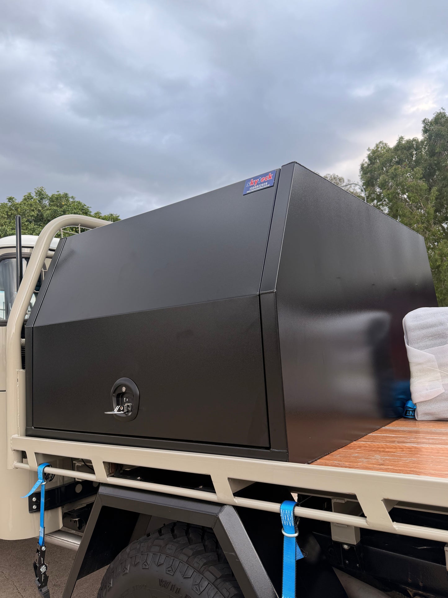 1200 × 1770 × 850mm Aluminium Ute Canopy – Black