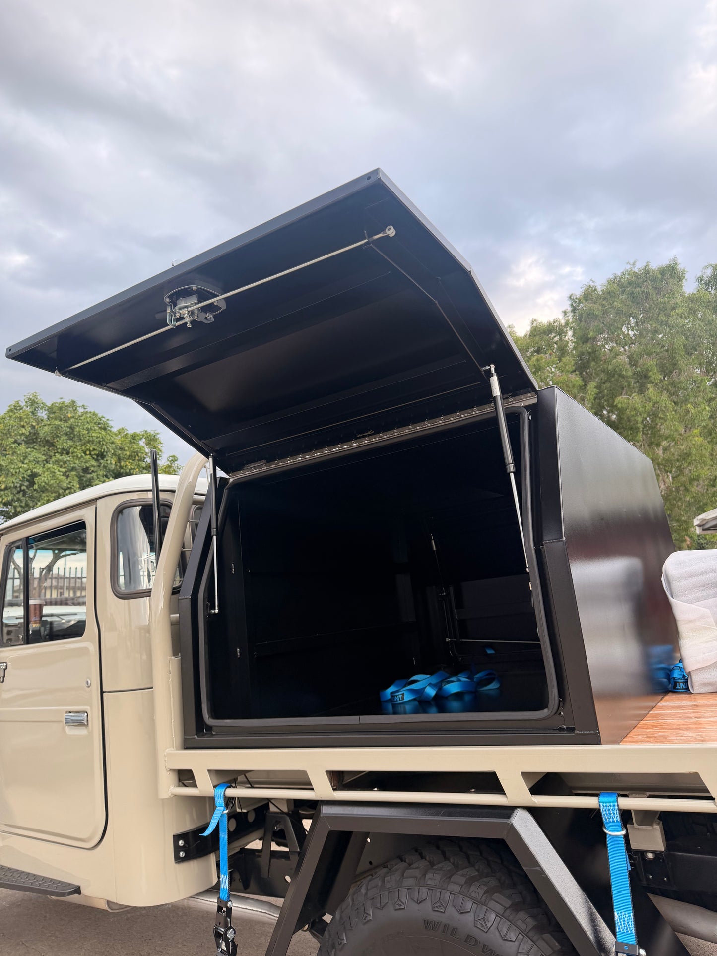 1200 × 1770 × 850mm Aluminium Ute Canopy – Black