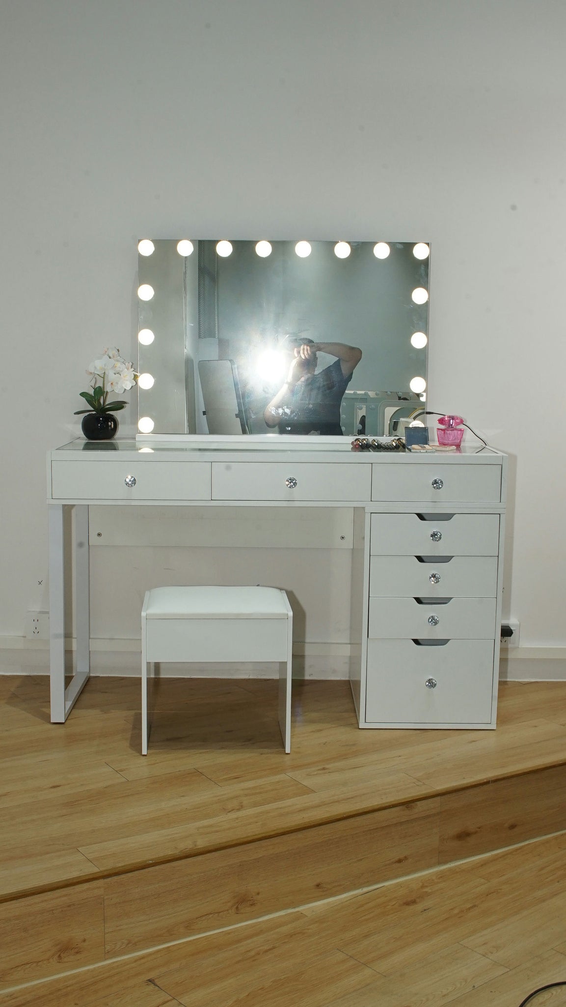 (Brisbane Pick Up Only) WHITE MAKE-UP DRESSER TABLE WITH LED MIRROR WITH 7 DRAWERS WITH LED MIRROR KL-DS10N (NO STOOL)